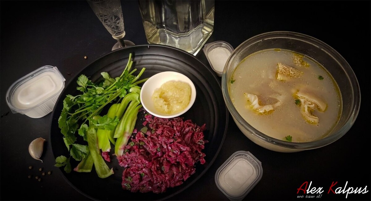 На фотографии зелень, давленный чеснок, соль, молоко, классический зармацебис хаши, свекольное пхали! Зармацебис хаши из Тбилиси: Утренний ритуал, который возвращает к жизни