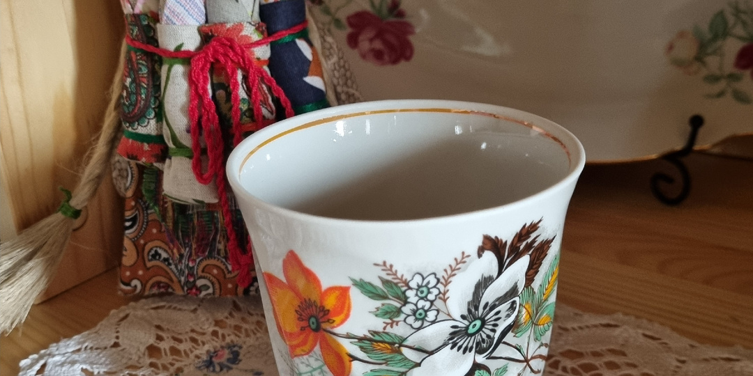 Разбираем заброшку. Находки из бабушкиного серванта: хрусталь, фарфор и граненые стаканы.