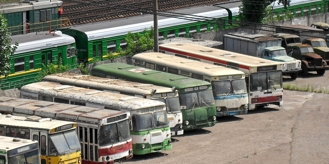 Место в Москве, где хранятся ржавые автобусы из СССР. Попасть сюда может любой желающий!