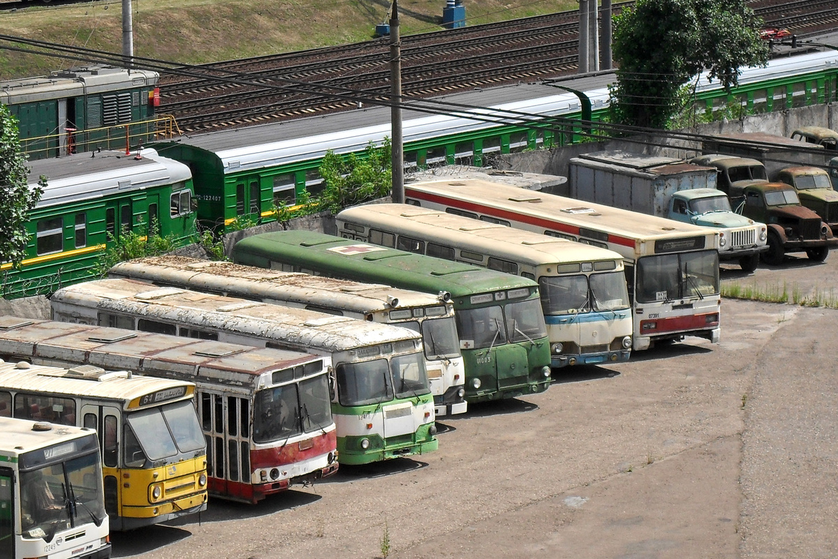 Ныне не существующий музейный запасник под Рижской эстакадой, 2010 год