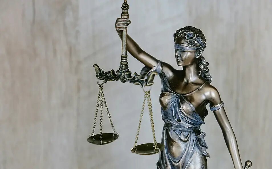 Суд Цюриха привлёк к ответственности журналиста за нарушение банковской тайны // Unsplash / Tingey Injury Law Firm