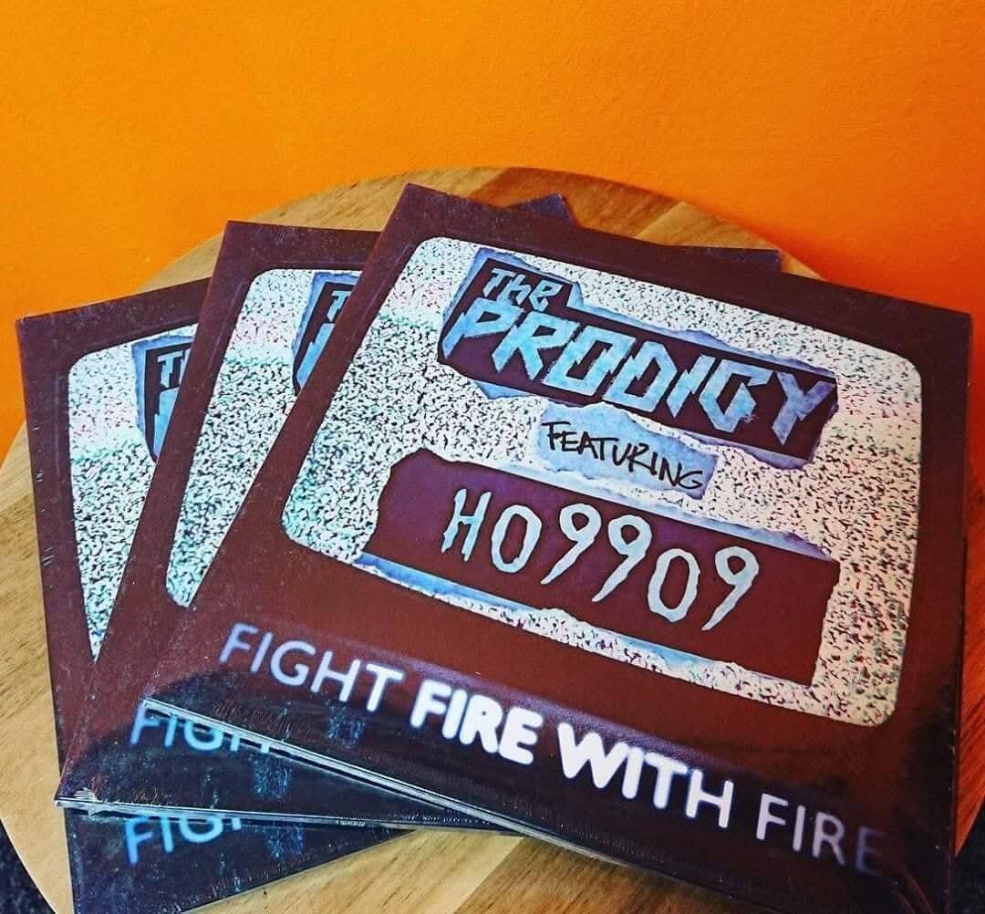 Самое первое фото, которое появилось ДО релиза и официальных продаж.  