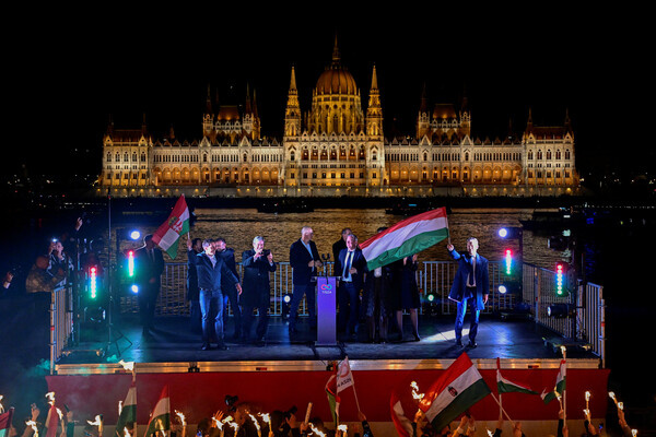 Лидер оппозиционной партии «Тиса» Петер Мадьяр после подведения частичных итогов парламентских выборов в Будапеште, Венгрия, 12 апреля 2026 года / Marton Monus/Reuters   📷