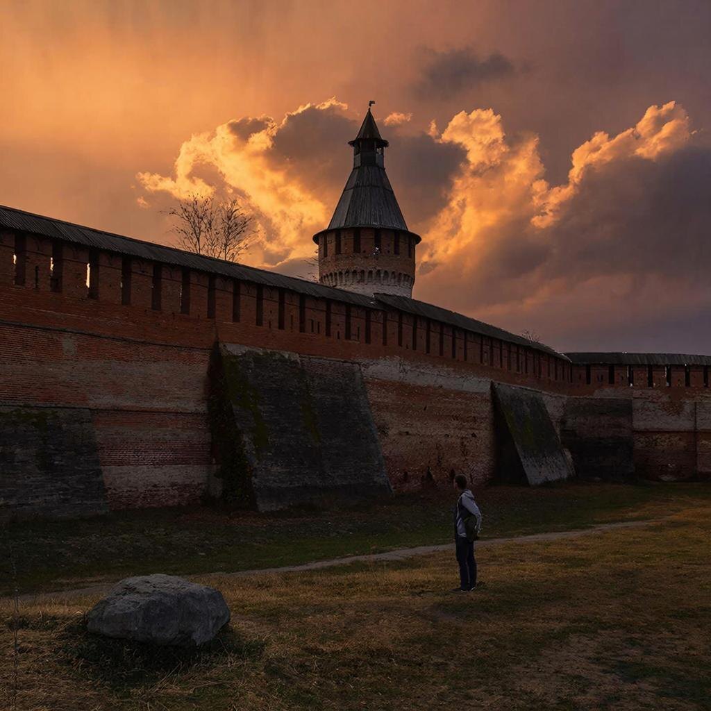  «Вечер у древней стены — словно сошедший со страниц старинной книги» 📖🌌
