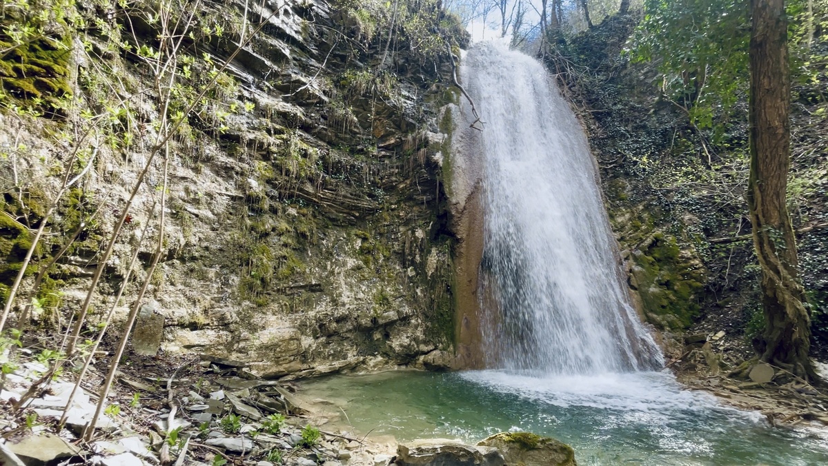Водопад Каскад