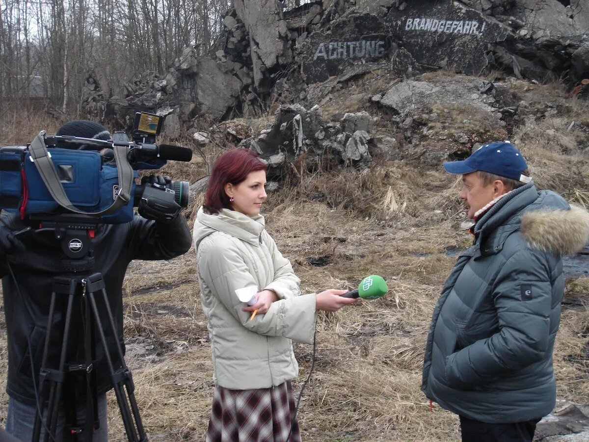 Анна берет интервью у режиссера исторического фильма