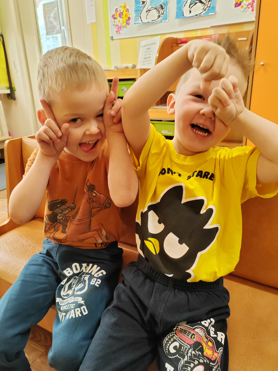 Парни кривляются