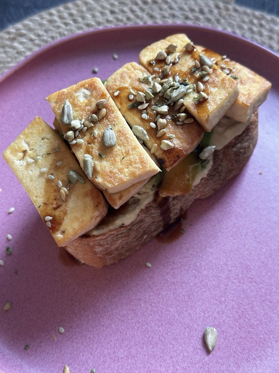 Тост с хумусом и тофу