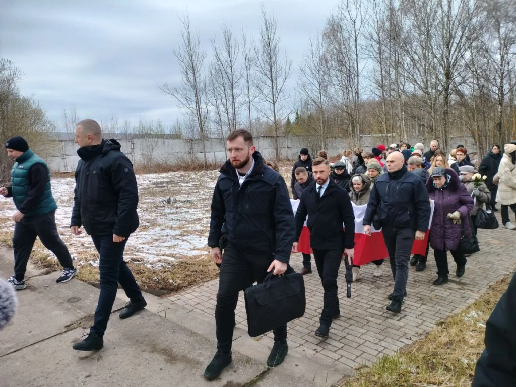 Кшиштоф Краевский передвигается только в кольце телохранителей и со свитой. Неужели боится, что будут бить?