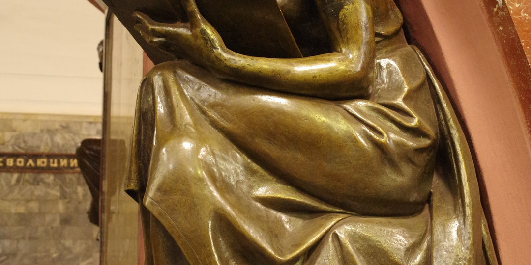 Кем на самом деле была девушка со станции «Площадь Революции»?