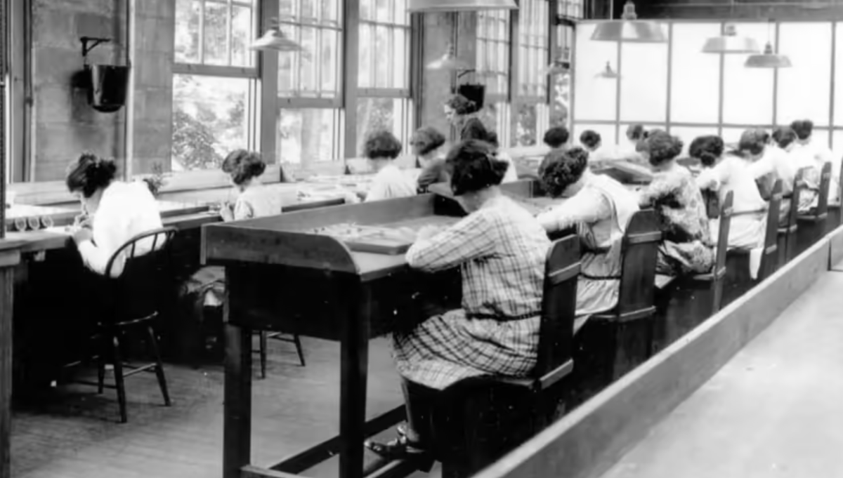 Женщины, которых прозвали «Radium Girls», наносили светящиеся цифры на часы, будильники и приборные панели с помощью краски, содержащей радий, на фабриках в Нью-Джерси, Иллинойсе и Коннектикуте.