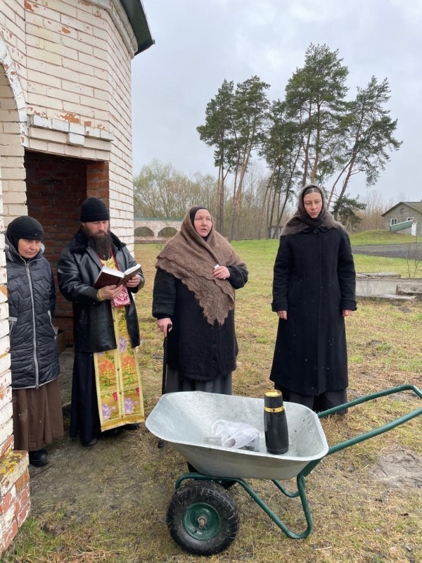    Лишённые храма монахини УПЦ молились под открытым небом в Страстную седмицу