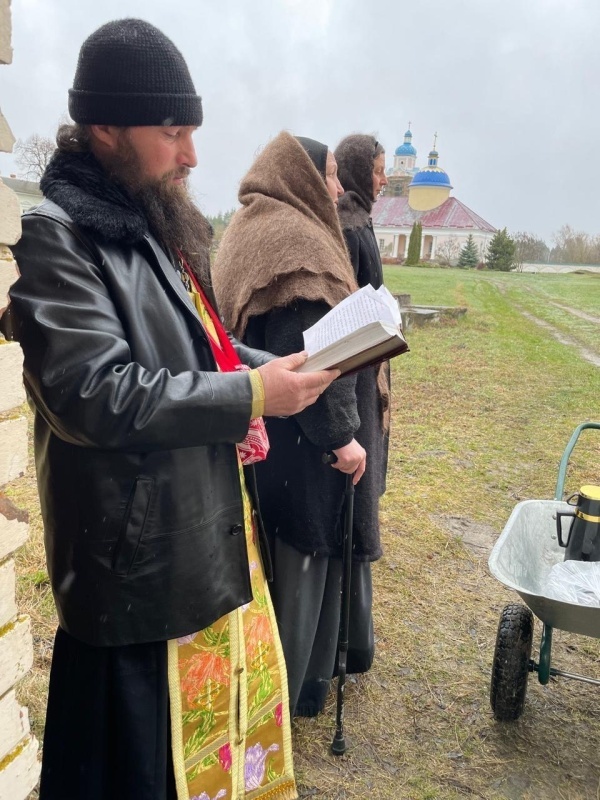    Лишённые храма монахини УПЦ молились под открытым небом в Страстную седмицу