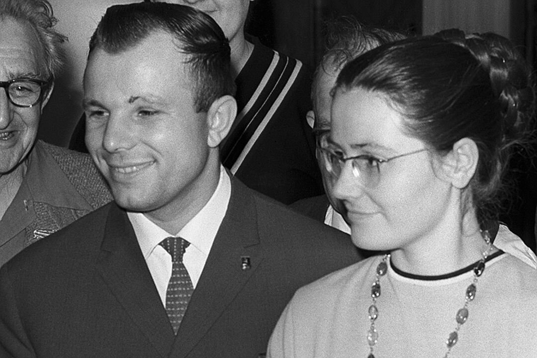 На снимке Ю.А. и В.А. Гагарины.