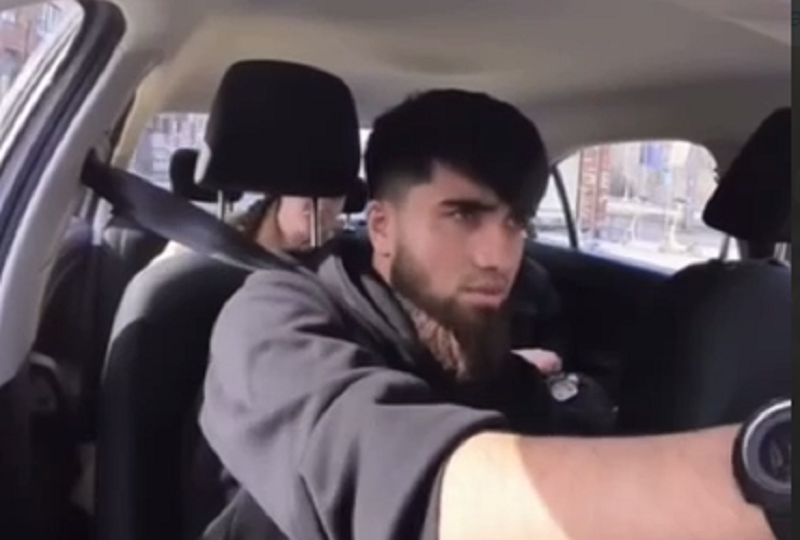 Бородатый таксист-иноземец унижает русских пассажиров: Материт, снимает на камеру и хвалится в соцсетях