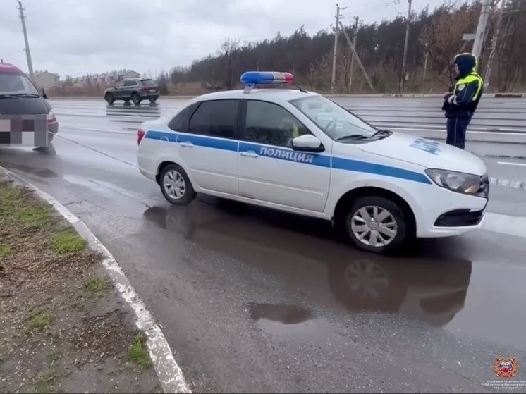     В Белгороде сотрудники ГАИ помогли водителю завести «Газель», фото: госавтоинспекция.рф/r/31