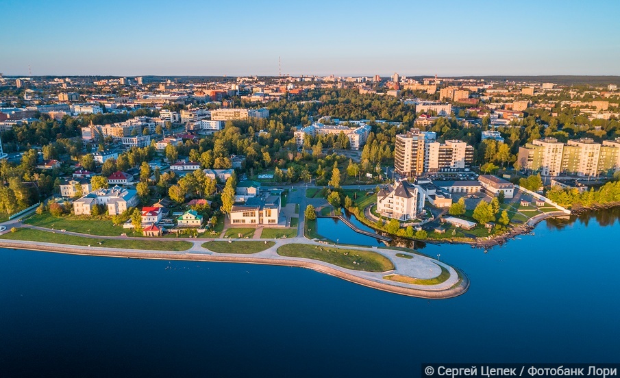 Вид с высоты на Петрозаводск и набережную на рассвете