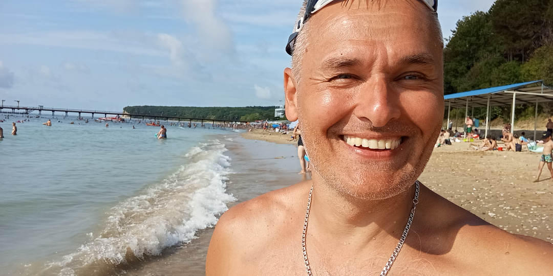 Одни из самых лучших пляжей для отдыха и плавания на всем черноморском побережье, от Крыма и по Абхазию, на мой взгляд, чтобы было не мелко)