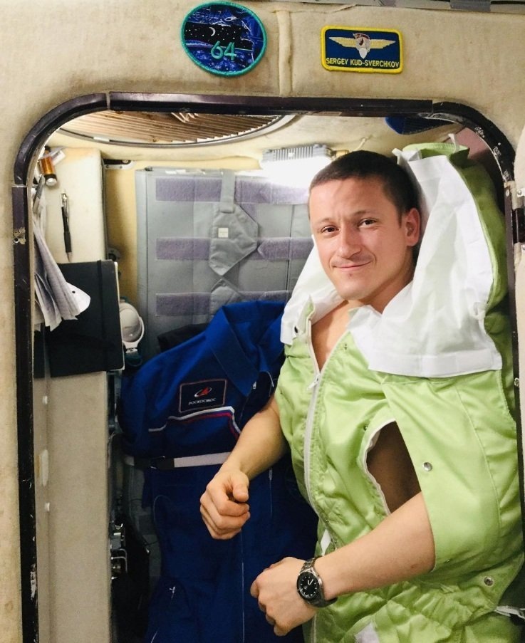 Космонавт Сергей Кудь-Сверчков в спальном мешке.