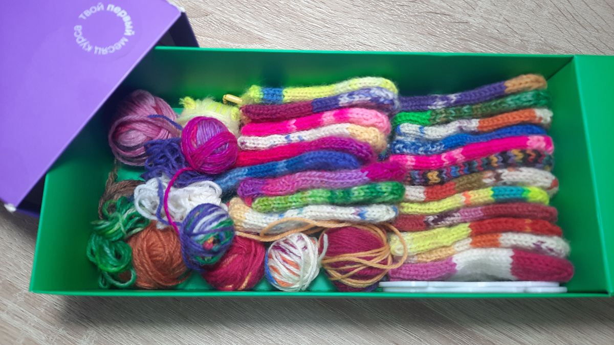 Моя носочная коробочка с мини-носочками из остатков пряжи