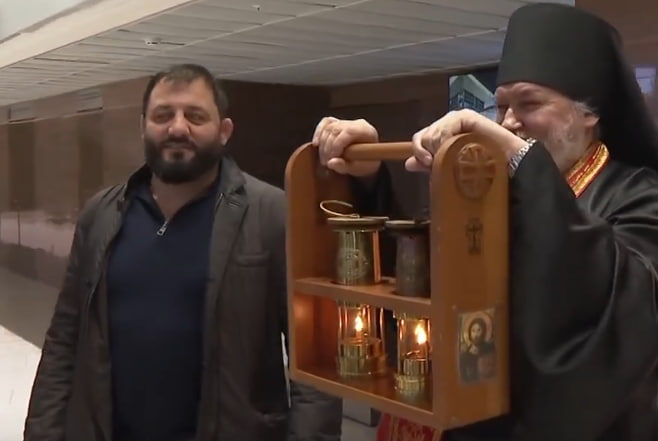     Лампады с благодатным огнём отвезли в красноярский Храм Рождества Христова