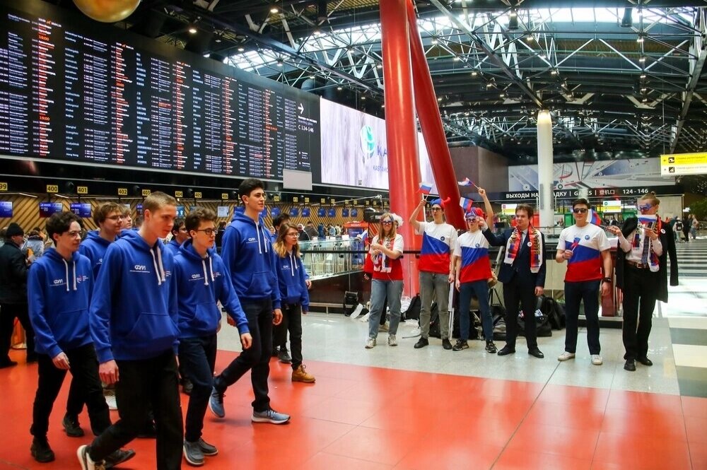    Проводы российской сборной на Менделеевскую олимпиаду по химии в аэропорту Шереметьево, которая прошла в Китае на базе совместного российско-китайского университета МГУ-ППИ в Шэньчжэне. Фото: Агентство городских новостей «Москва»