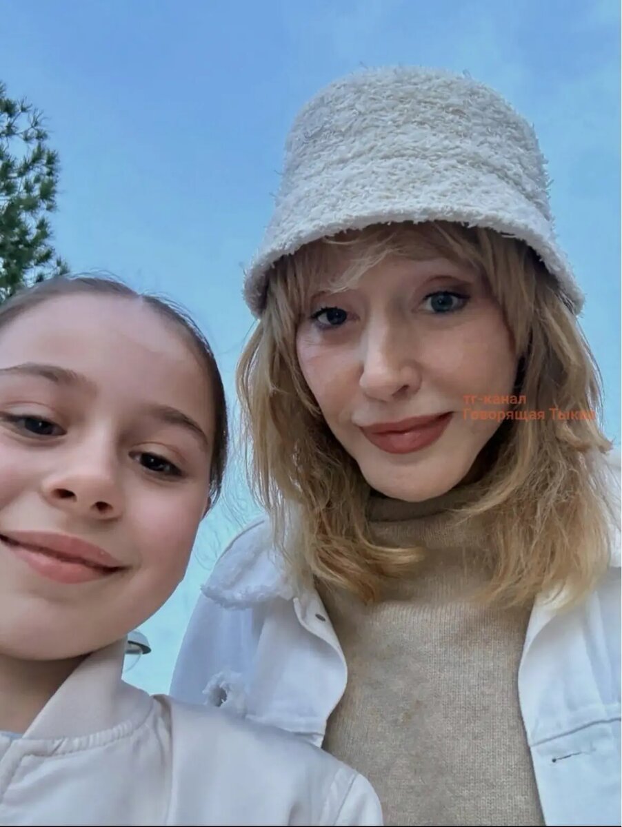 И фотографируется с юными поклонницами