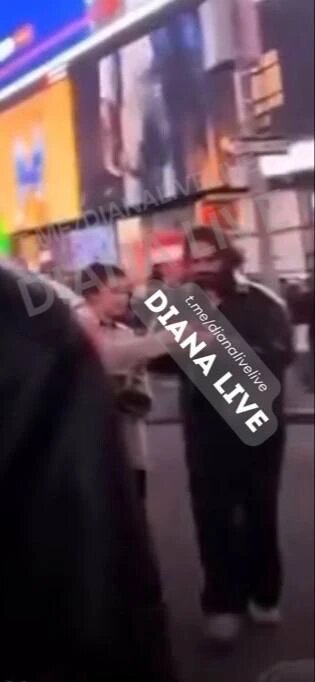 Спутник иноагента Галкина с его сыном Гарри. Мужчинв всеми силами старался держаться подальше от объективов камеры.