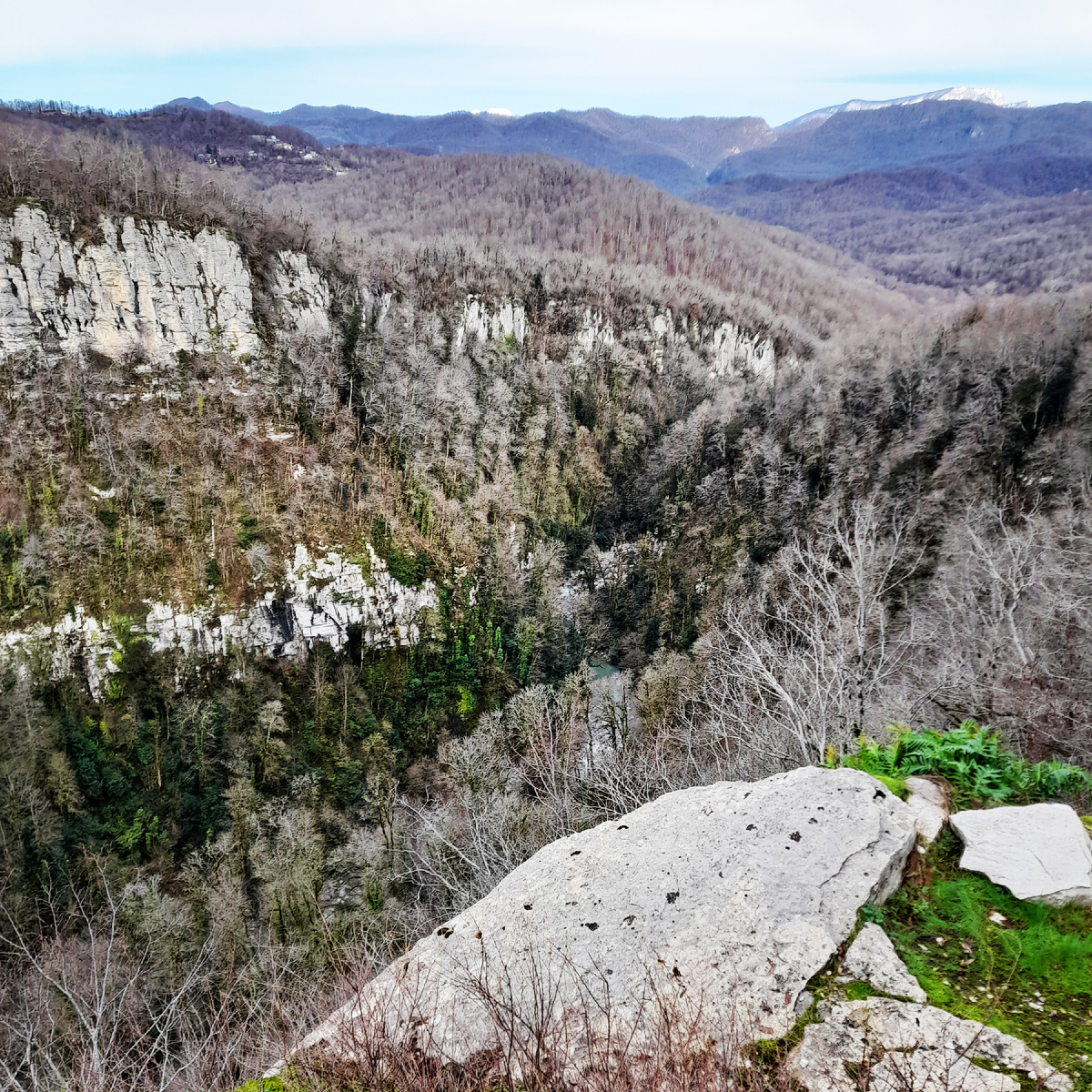 Смотровая площадка каньона «Белые скалы». Фото сделано через ограждение. Фото автора.