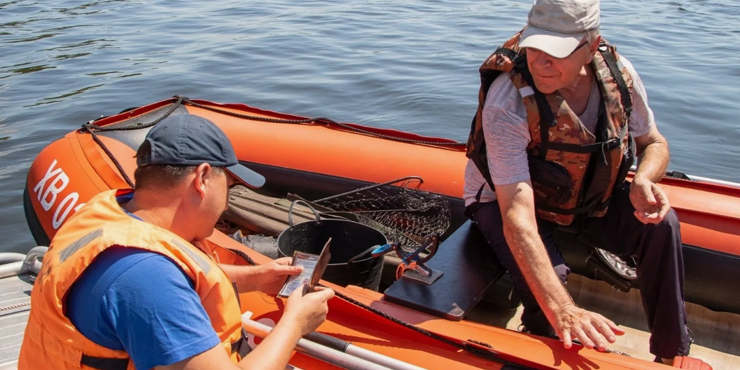 Когда отсутствие жилетов на лодке грозит штрафом до 20 000 рублей, а когда 300–500 рублей