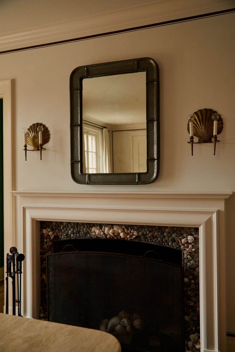 Камин, инкрустированный морскими ракушками