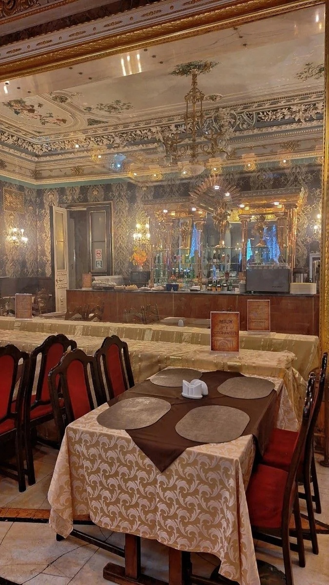 Зал столовой Центрального дома ученых. 