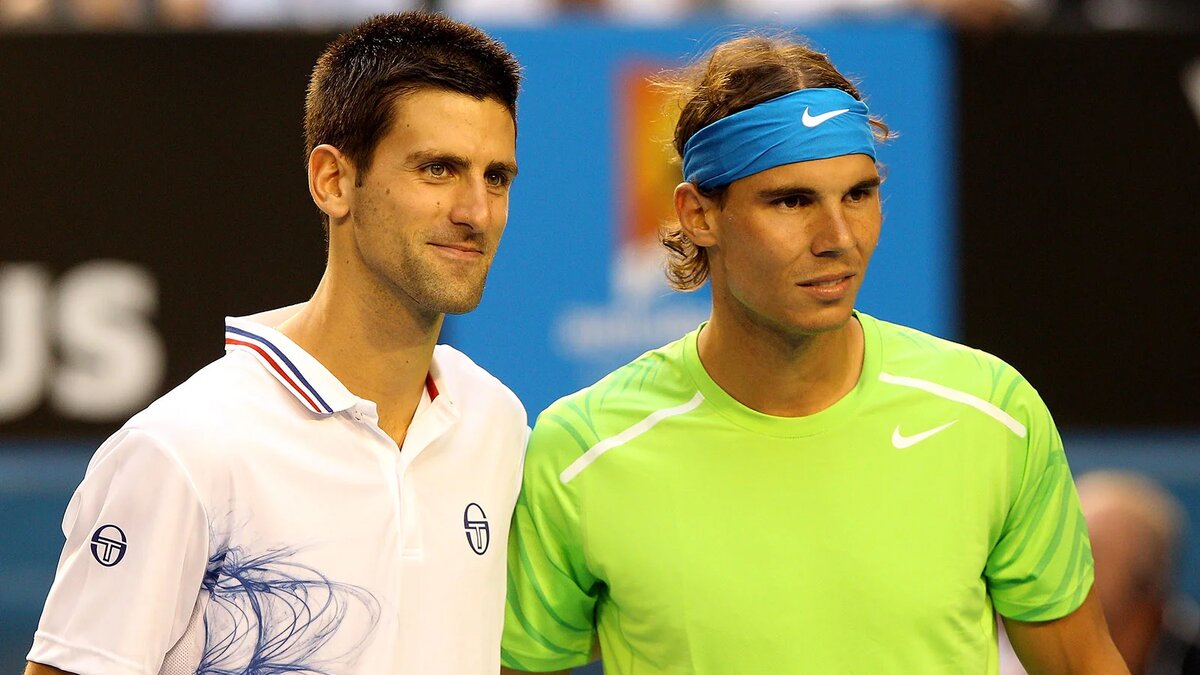 Новак Джокович и Рафаэль Надаль позируют перед финальным мужским матчем Открытого чемпионата Австралии по теннису 2012 года в Мельбурн-парке, 29 января 2012 года, Мельбурн, Австралия. (Фото Quinn Rooney / Getty Images)