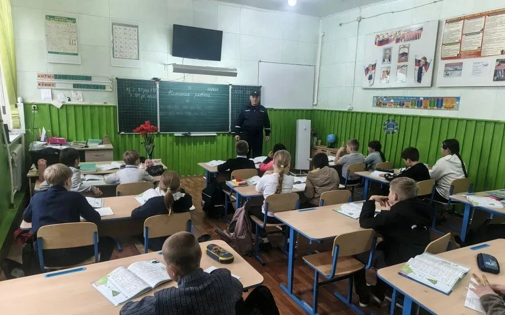 огнеборцы ПЧ№32 ГКУ "Волгоспас" встретились с ребятами из школы с. Труд Фронт 