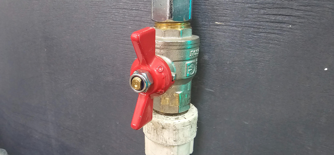 Заклинило кран? Как не устроить потоп!