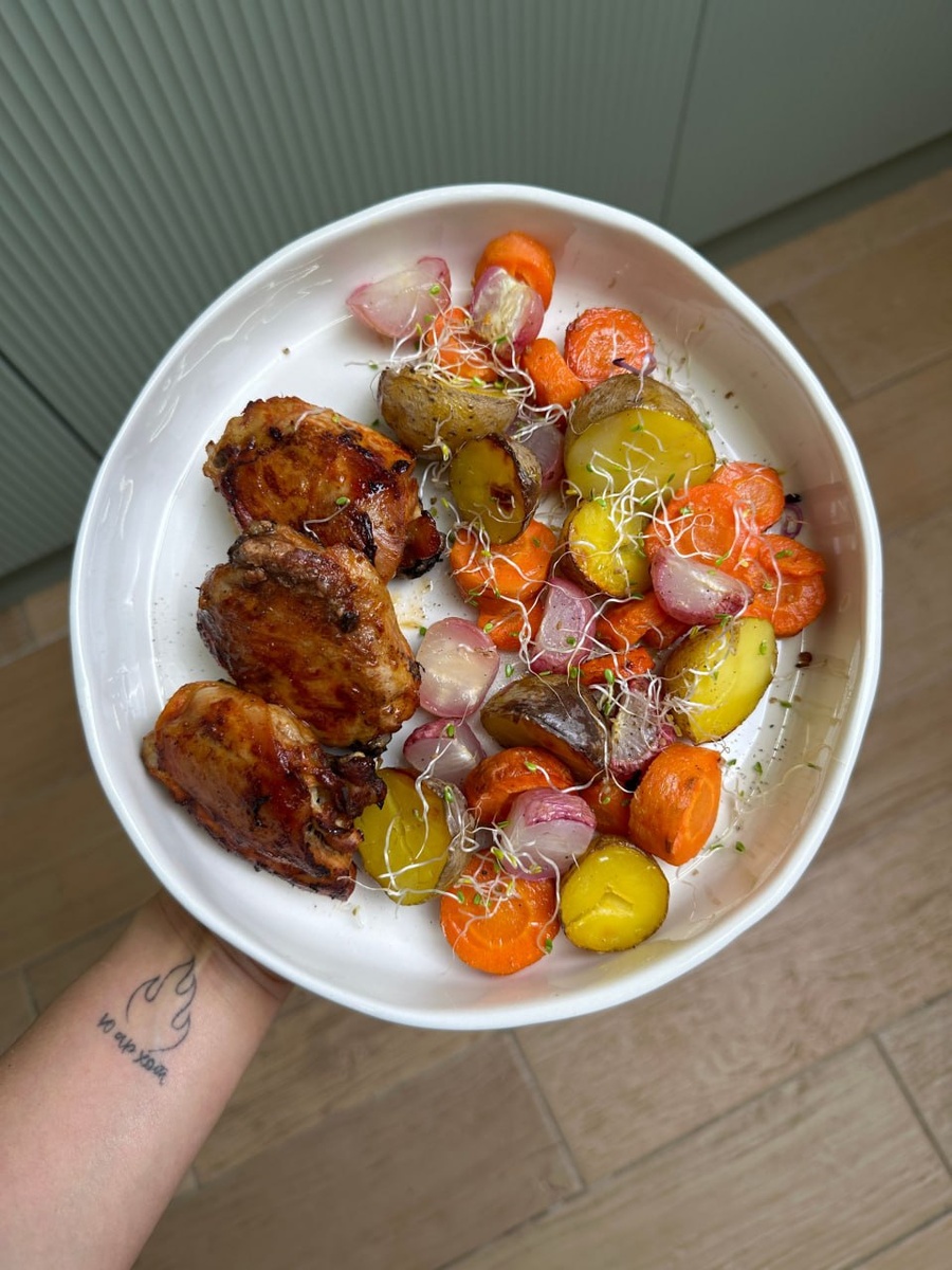 Обед.  Куриные бедра в томате с корнеплодами. 