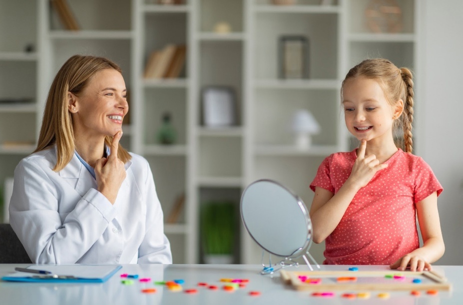 Речь — это не просто набор слов, а инструмент общения, мышления и самовыражения. Особенно важно заложить основы правильной речи в дошкольном возрасте, когда ребёнок активно познаёт мир и учится взаимодействовать с окружающими. Ключевую роль здесь играет звукопроизношение — способность чётко и правильно воспроизводить звуки родного языка. 