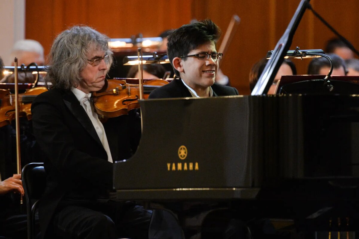     Джордж Харлионо (Великобритания) выступает в сопровождении Госоркестра России им. Е.Ф. Светланова в Большом зале Московской государственной консерватории им. П.И. Чайковского. © РИА Новости. Евгений Одиноков