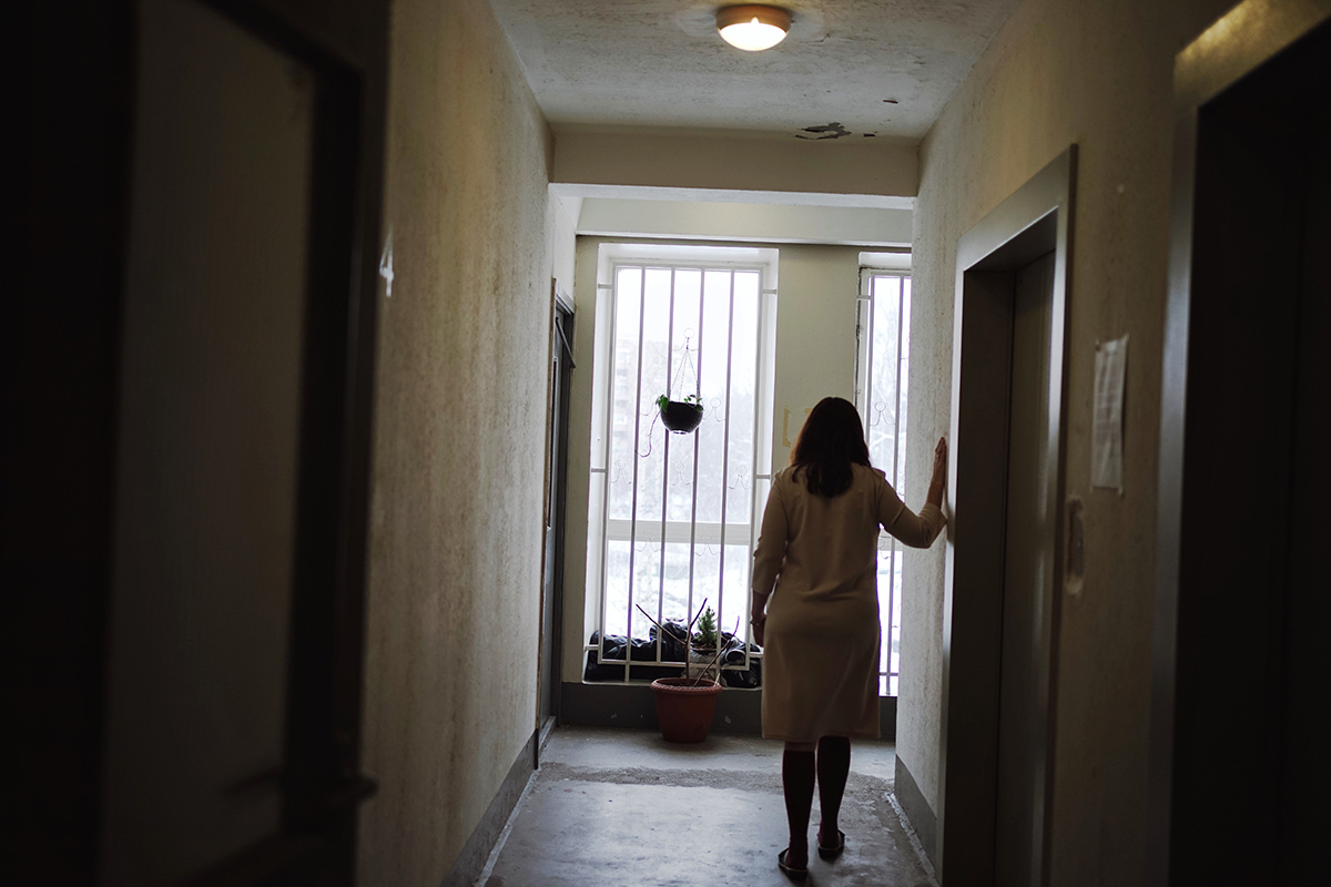 Вера на лестничной клетке. В подъезде она устроила небольшой сад
Фото: Дарья Крыл для ТД