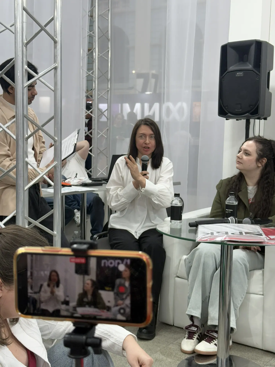 Картинка с выставки нон/фикшен