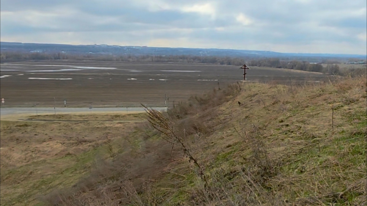 Ехали с женой в Озёры, смотрим — возвышение с неестественным уклоном. Правильная форма, прорытое обнижение, похожее на въезд. Наверху — поклонный крест. Заехали, поднялись, прочитали табличку. А под холмом — речка, весной её нрав буйный. Так мы прикоснулись к истории, которой больше 650 лет.