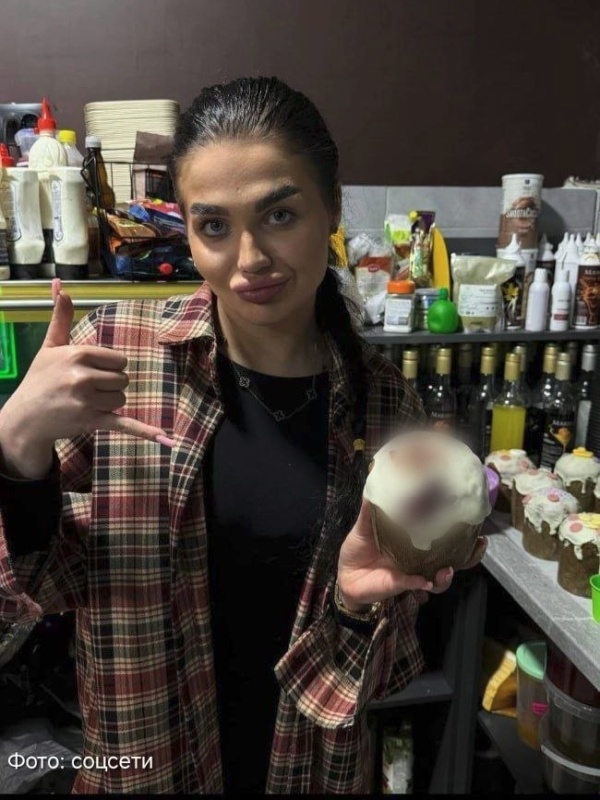    На Украине куличи украшали свастикой