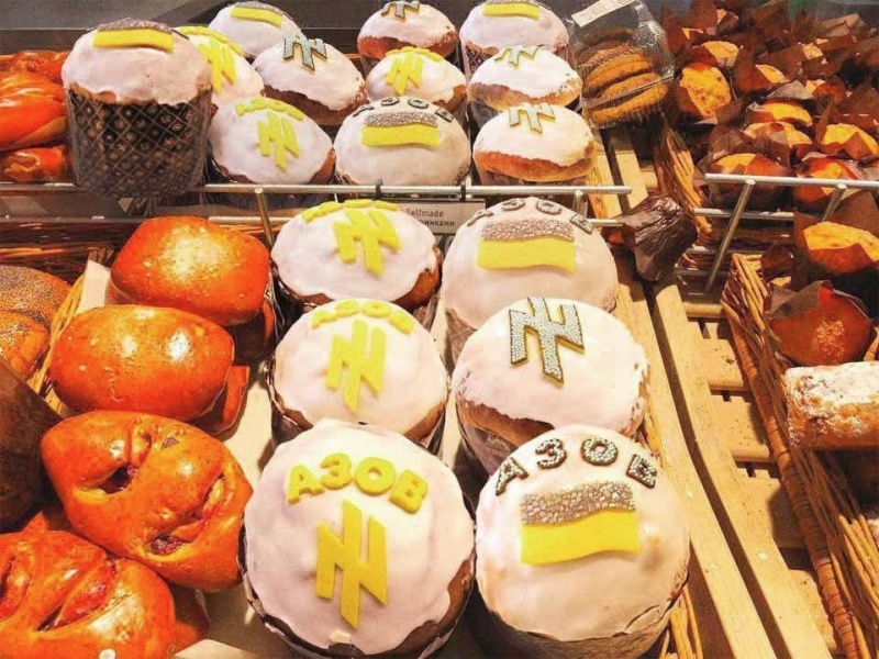    На Украине куличи украшали свастикой