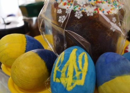   На Украине куличи украшали свастикой