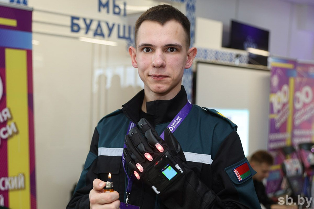 Встроенный тепловизор сразу показывает, с какой стороны огонь, а лампочки на перчатке меняют цвет с зеленого на красный. Фото: ИД "Беларусь сегодня"