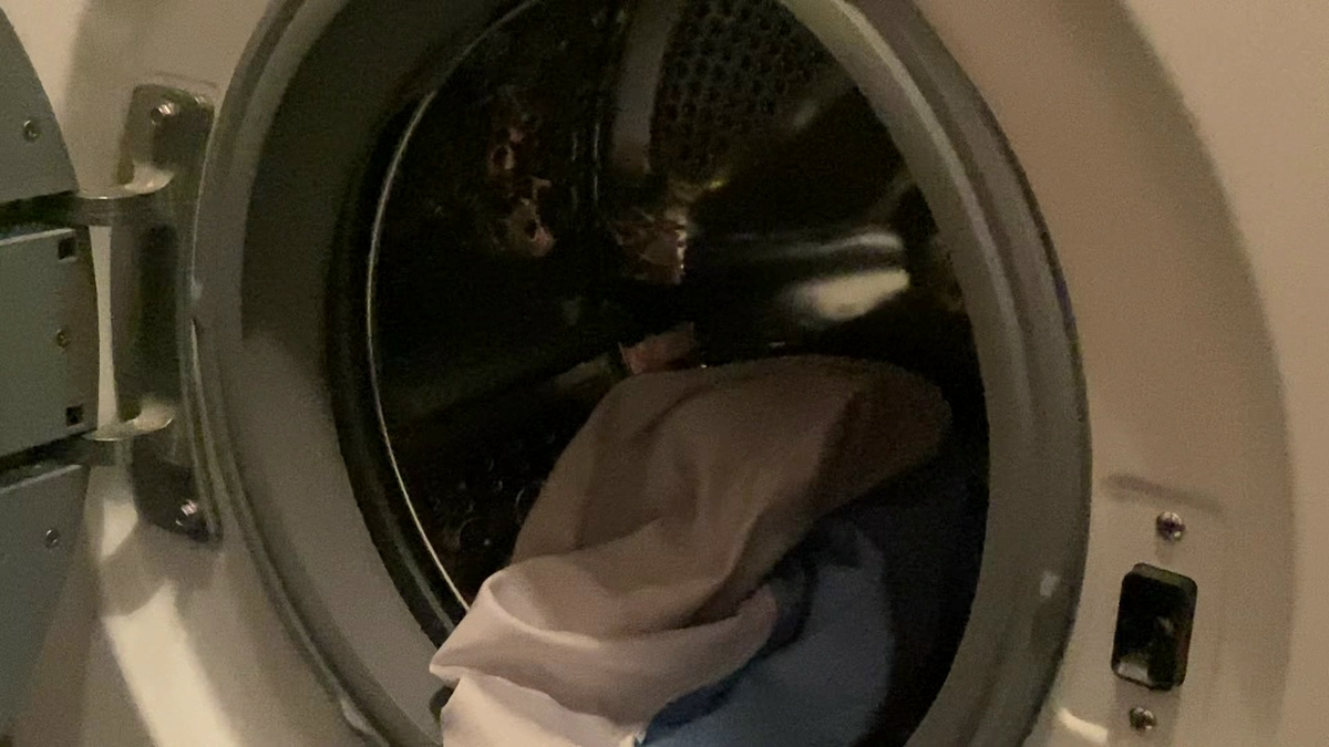 Не стоит игнорировать разделение вещей по цветам перед стиркой