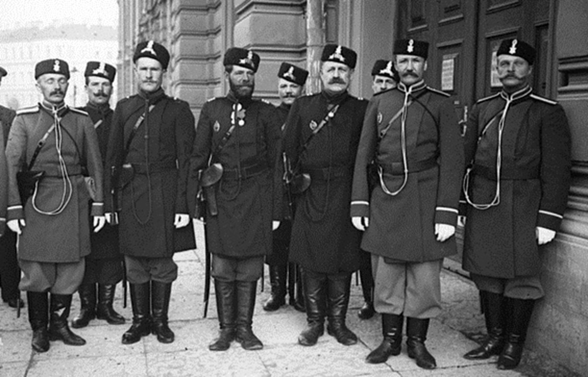 Как выглядели полицмейстеры в то время. И один, как всегда, моргнул (можно найти на фото)