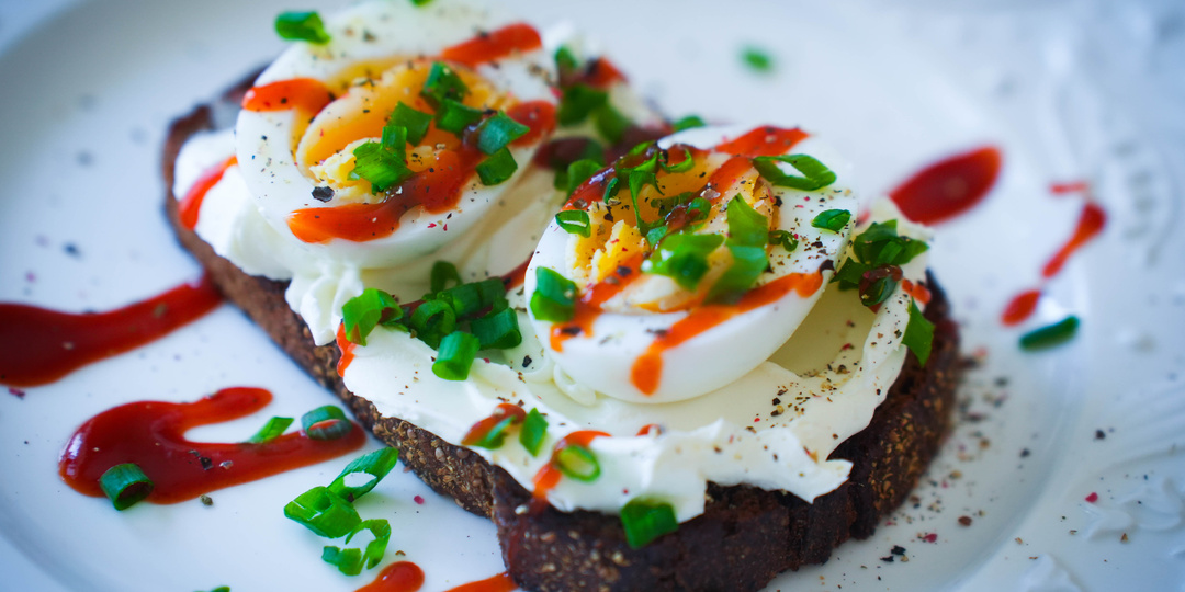 Добавляю всего один соус, и простой бутерброд с яйцом превращается в необыкновенный завтрак