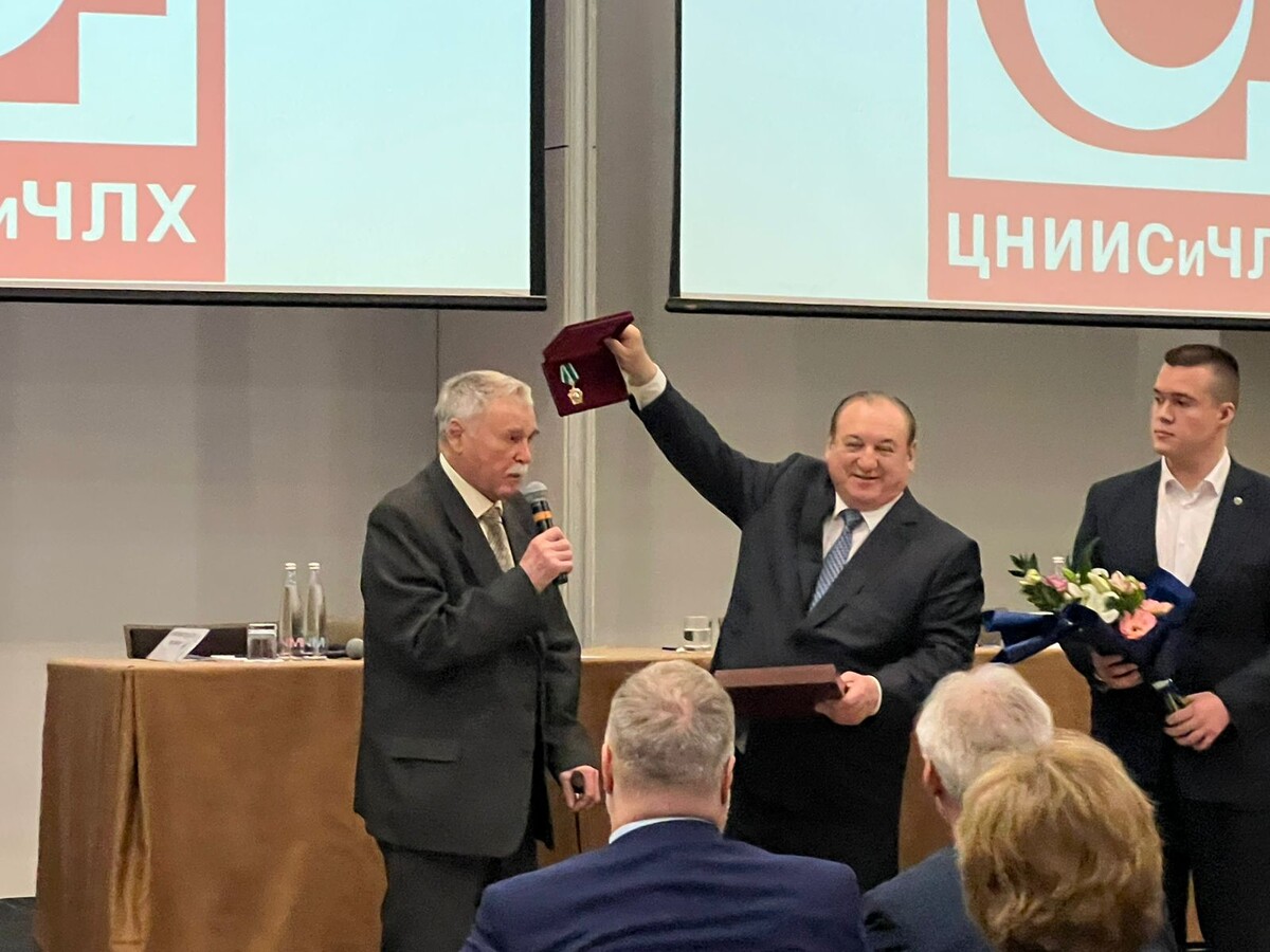 Директор ФГБУ НМИЦ «ЦНИИСиЧЛХ» Минздрава России Лосев Фёдор Фёдоровия вручает Государственную награду Рогинскому Виталию Владиславовичу - Руководителю Клиники детской челюстно-лицевой хирургии. В 2025 году переименована в Научно-клинический центр детской челюстно-лицевой хирургии, ортодонтии и стоматологии имени профессора В.В. Рогинского