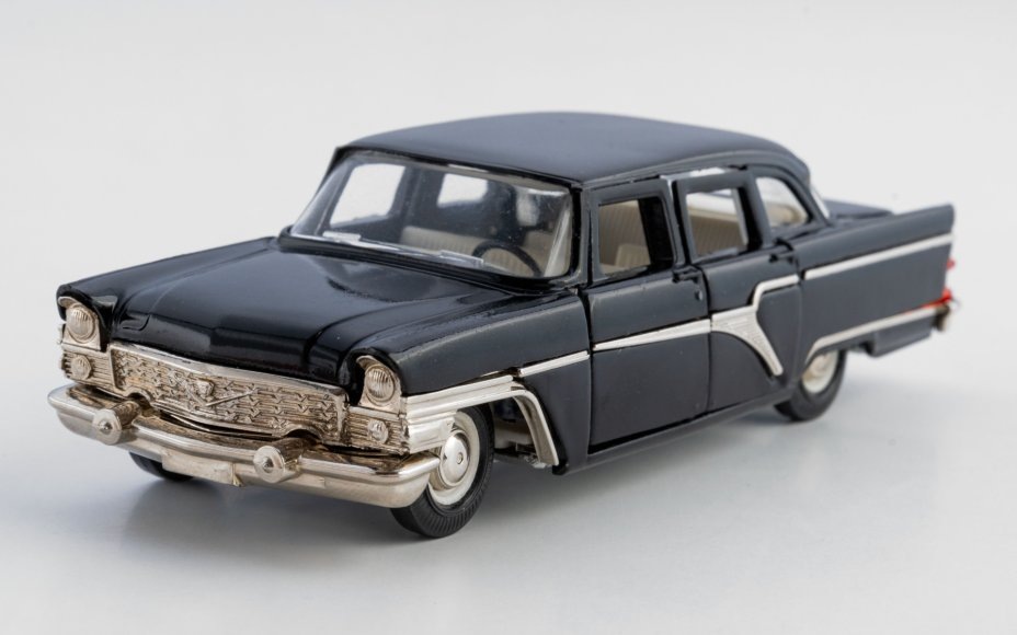 Тут по-моему хром не золотистый. Источник: https://www.monetnik.ru/antikvariat/igry/modeli/avto/model-avtomobilya-gaz-13-412824/